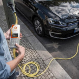 Convirtiendo las farolas en puntos de recarga para coches eléctricos, en apenas media hora y por sólo 1.000 euros