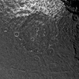 La luna de Saturno posee la cordillera más extraña de todo el sistema solar