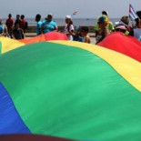 Detenido por insultar a los gais en Twitter: “Hay que poner duchas con gas y eliminar a los homosexuales”