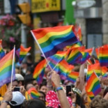 Agreden a una pareja de lesbianas delante de su hijo por darse un beso en un bar de Lleida