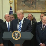 Buzz Aldrin mira desconcertado a Trump tras sus comentarios sobre el espacio