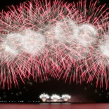 Cómo funcionan por dentro los fuegos artificiales (y  por qué explotan formando esas figuras)