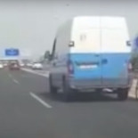 Ciclista a 100 kilómetros por hora sin protección alguna por una autopista de Palma