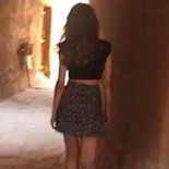 La policía saudí libera a la joven detenida por pasear en minifalda