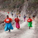 Indígenas en sandalias y traje regional ganan una ultramaratón a corredores profesionales