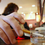 Despedido por fumar en una fábrica de golosinas cuando esperaba una visita de Sanidad
