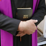 Un bar expulsa a siete curas por creer que se habían disfrazado para una despedida de soltero