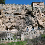 Cívica: una aldea excavada en la roca