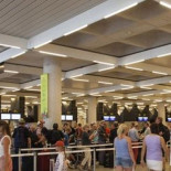 Pagar por sentarse juntos en el avión: el nuevo sobrecoste que indigna a los viajeros