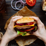 La carne de hamburguesa hecha con insectos, ya a la venta