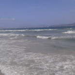 Varios bañistas se enfrentan a los socorristas  por no dejarles entrar en el agua con bandera roja