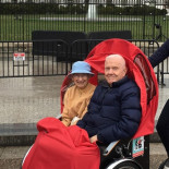 El hombre que le robó el corazón a Copenhague llevando de paseo a los ancianos en bici