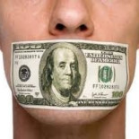 "Es difícil conseguir que un hombre entienda algo, cuando su salario depende de que no lo entienda"