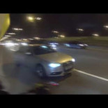 Motociclista ruso salva la vida a un suicida ofreciéndole llevarle en moto