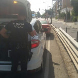Pillan un coche con 8 personas, en dirección prohibida y con el conductor borracho y drogado