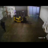 El antes y después de un almacén tras el paso de un tornado