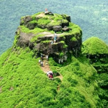 La impresionante escalera tallada en roca del pico indio Kalavantin Durg
