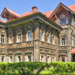 La mansión de madera de Pogorélovo: fantasía rusa en el bosque de Chujlomá