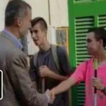 Un joven voluntario ofreció una escoba a Felipe VI durante su visita