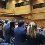 Senadores del PP, ovacionándose y en pie, tras conseguir paralizar con sus votos la subida de las pensiones