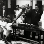 Una Cruzcampo para los huerfanitos (1933)