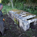 Descubren una «raposeira» única en Galicia en una finca de Cangas