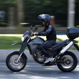 Más sanciones por no llevar casco y guantes obligatorios: el plan de la DGT para reducir las muertes de motoristas