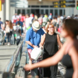 La empleada del aeropuerto fue sancionada por saltarse el control de accesos