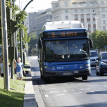 Detenido por escupir e insultar a una mujer en un autobús de la EMT: "Negra de mierda, nos quitáis el trabajo"