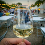 El increíble truco para conseguir que la gente beba vino: no cobrar las copas a precio de sangre de unicornio