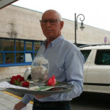 Un vecino de Lugones (Asturias) lleva las cenizas de su mujer al centro de salud: «La mandaron a casa y murió»