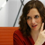 Frialdad de los barones del PP para combatir la "campaña orquestada" contra Ayuso