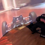 Conducir un coche a radiocontrol a través de una cámara en una pantalla envolvente es como reducirte de tamaño