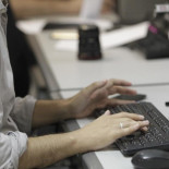 Una empresa abre un expediente a un trabajador por cargar la moto eléctrica en la oficina