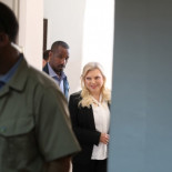 Sara Netanyahu es retenida por su propio equipo de seguridad cuando pretendía asaltar la cabina del piloto en vuelo [ENG