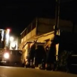 Graban a dos trabajadores de limpieza en Marbella tirando bolsas de basura a un arroyo