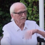 La Sexta pixela los cigarrillos a Antonio Escohotado: “Menuda entrevista de los cojones con agua”