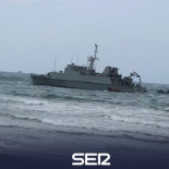 El cazaminas Turia encalla en La Manga durante las labores de rescate del cuerpo del piloto del avión siniestrado