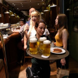 Control horario en hostelería: fichar a la hora de salida y seguir trabajando hasta las 3