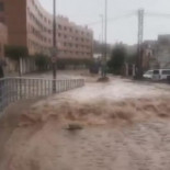 Está siendo la riada universal en Murcia y los riders de Glovo y Deliveroo siguen repartiendo