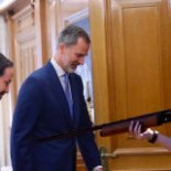 Simpatizantes del PSOE en Ferraz corean: "Con Rivera no, excepto para pactar una investidura in extremis"