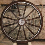 Hombre medieval deformado por la rueda de la tortura