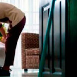 Tratan de violar a una camarera y el hotel le ordena que siga trabajando