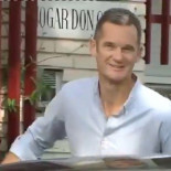 Preso común llega en coche oficial con guardaespaldas para hacer trabajos sociales