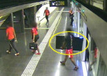 Asaltan a una anciana y la cámara del metro los pilla con la tele robada
