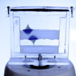 Barco flotando boca abajo debajo de una capa de líquido levitado (ING)