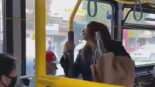 Una mujer escupe a un pasajero en el autobús y este reacciona lanzándola fuera de un empujón