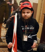 Identifican (y despiden) al genio que asaltó el Capitolio con la tarjeta de la empresa colgada del cuello