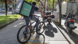 Deliveroo pierde su macrojuicio en BCN: 748 'riders' son falsos autónomos