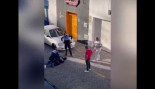 Dos agentes de la policía local de Arrecife golpean a dos personas que grababan una detención